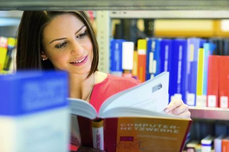 In der Bibliothek lassen sich Studieninhalte nachschlagen.