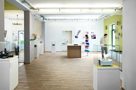 Studentische Arbeiten werden in einer Designausstellung präsentiert.