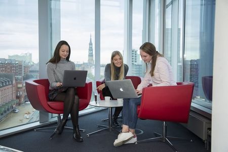 Helle und moderne Studienräume und Lounges an allen Standorten.
