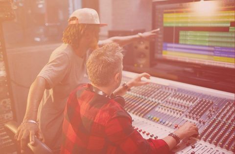 Studium Musikmanagement zwei Leute im Tonstudio