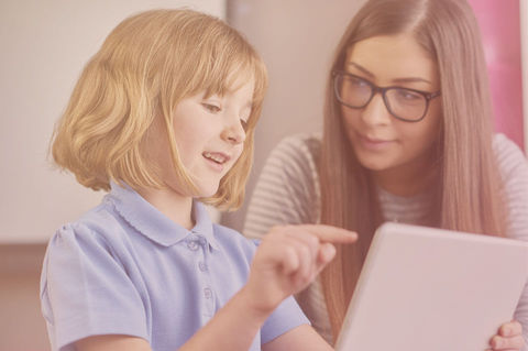 Medienpädagogin und Mädchen mit einem Tablet