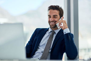 Er hält Kontakt mit Kunden, Partnern, Mitarbeitern