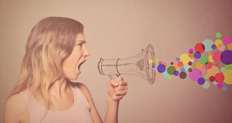 Frau ruft durch Megaphon