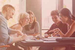 Studenten lachen zusammen