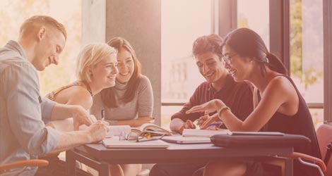 Eine Gruppe von Studierenden im Master, die gemeinsam lernt. 