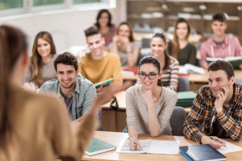 Studenten hören sehr interessiert der Dozentin zu