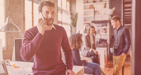 Mann telefoniert im Büro