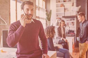 Mann telefoniert im Büro