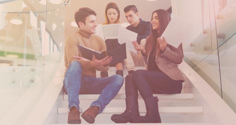 Studenten auf Treppe