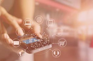 Hand tippt auf Smartphone