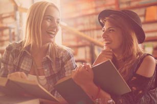 zwei Studentinnen in Bibliothek