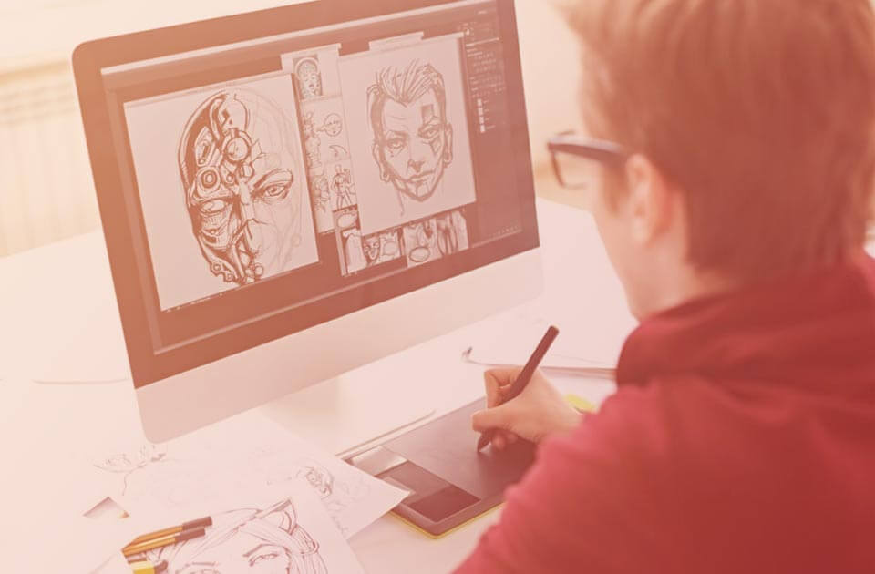 Studium Digitale Medien Student zeichnet auf Grafikboard