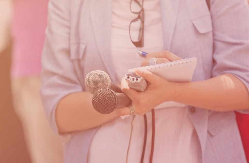 Studium Journalismus Hände einer Journalistin mit Mikrofonen und Notizblock