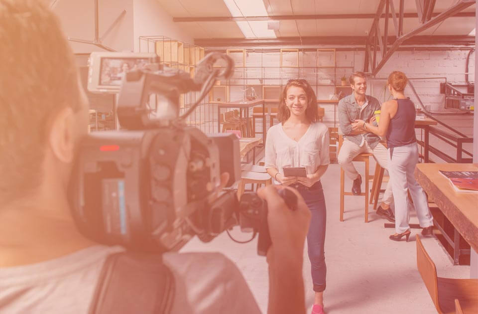 Studium Medienproduktion Frau vor Fernsehkamera
