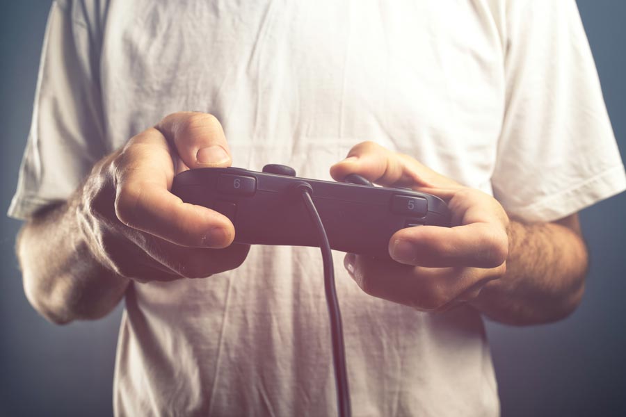 Mann mit Controller in den Händen:  Ein Studium perfekt für Gamer, ...