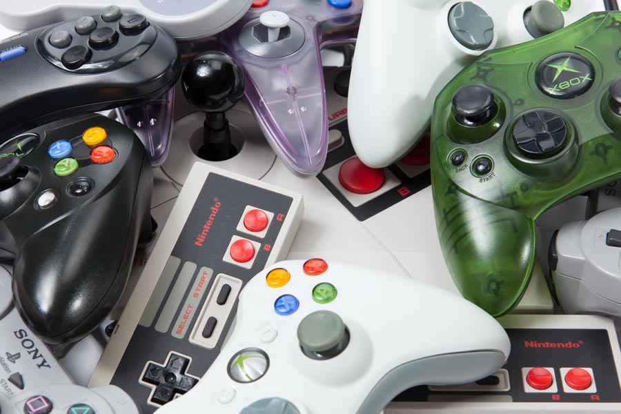 verschiedene Controller:  ... die Spiele für PCs, Konsolen ...