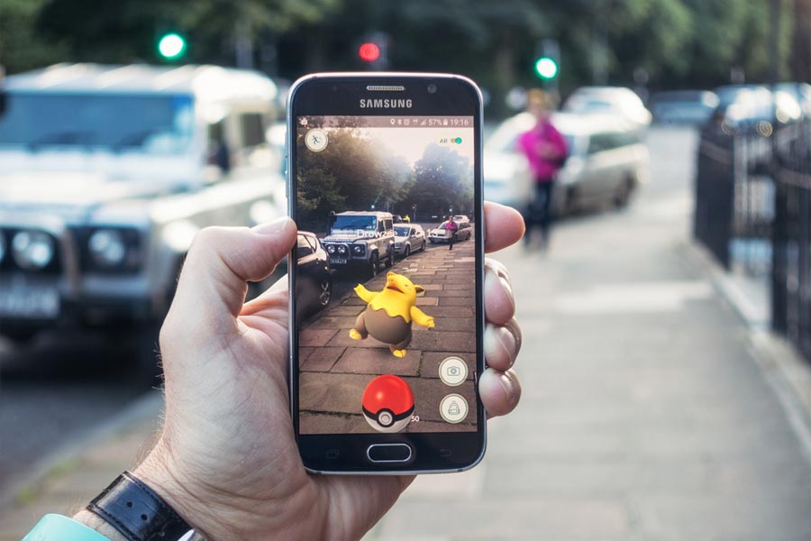 Mann spielt Pokémon-Go auf der Straße:  ... oder Smartphones und andere Devices entwickeln wollen.