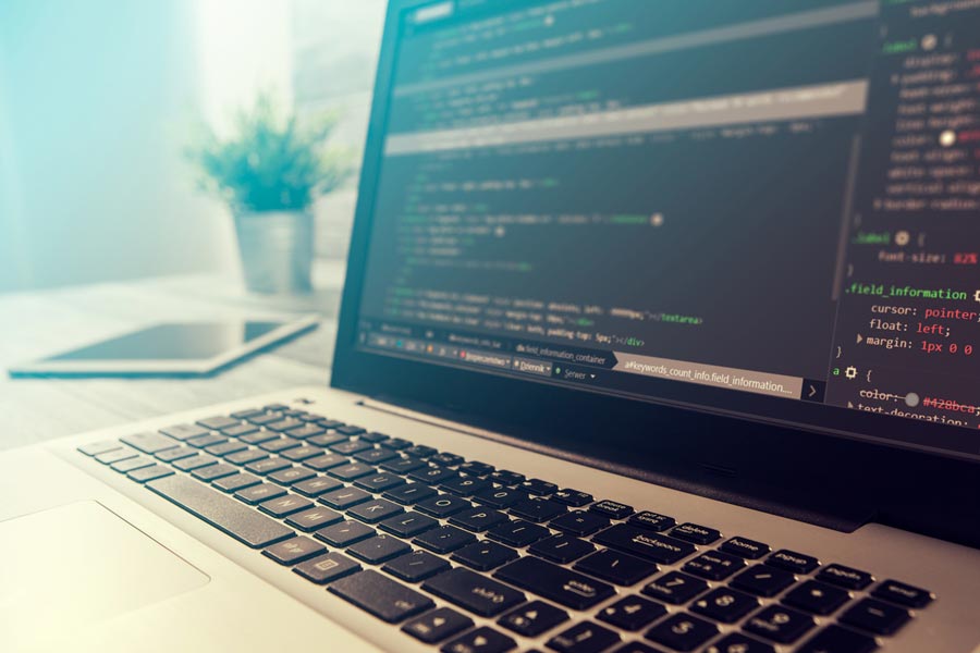 Laptop mit Programmiersprache:  Du verbesserst deine Programmierkenntnisse ...