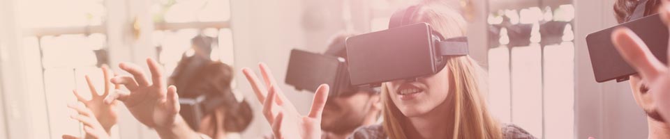 Gamedesign-Studierende während eines Seminars mit VR-Brille:  Master Gamedesign Header