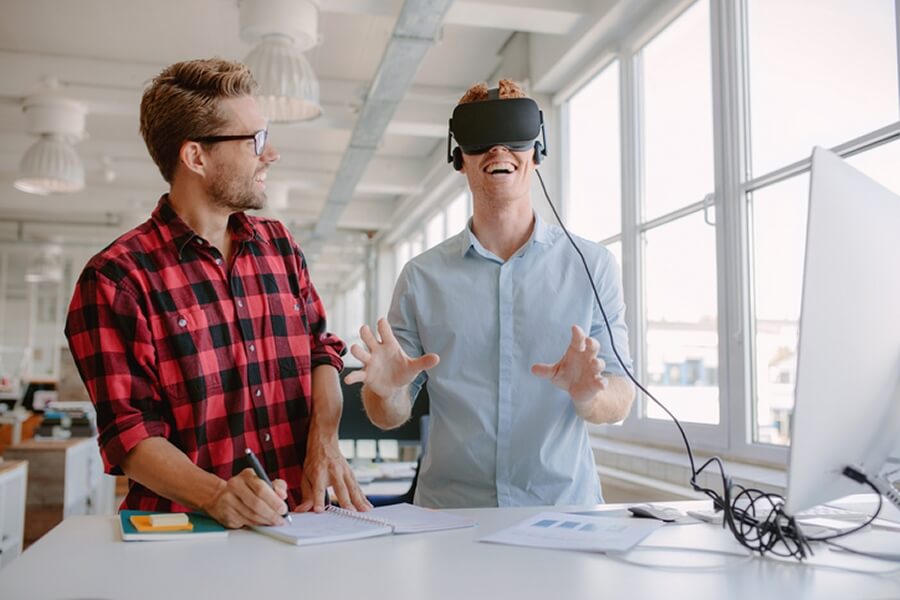 zwei Studierende testen eine VR-Brille:  ... oder in Start-Ups, z.B. in den Bereichen AR und VR.