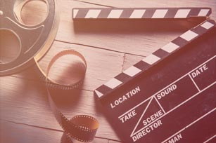 Film Teaser Regieklappe und Filmrolle