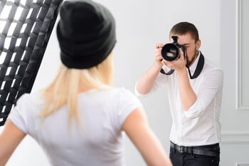 Fotograf und Model im Fotostudio