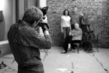 Fotograf bei einem Fotoshooting im Studio