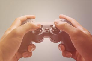 Game Design Teaser Großaufnahme von Händen, die einen Controller halten