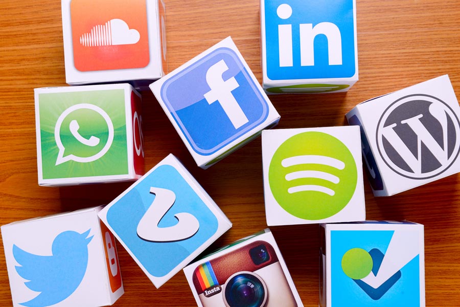 Würfel mit Icons von Apps bedruckt :  ... Social Media Kanälen und ihrer effizienten Bespielung, ...
