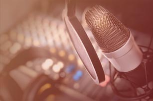 Medienproduktion Teaser Bildausschnitt zeigt Mikrofon, Mischpult und Kopfhörer in einem Tonstudio