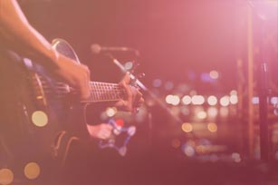 Musikmanagement Teaser Gitarrist spielt auf einer Bühne E-Gitarre